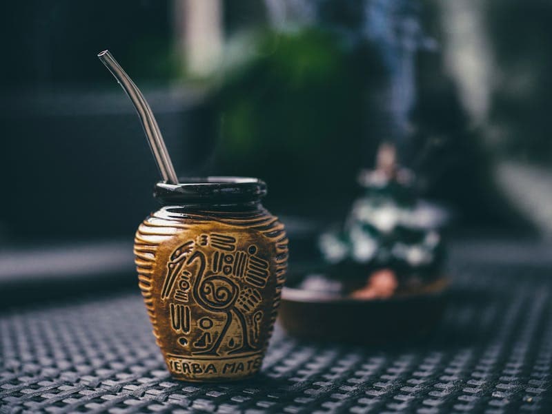 Mate cerámico con grabado decorativo estilo precolombino