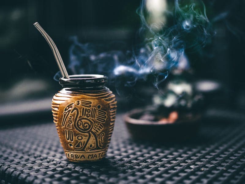 Mate artesanal con incienso — el ritual del mate